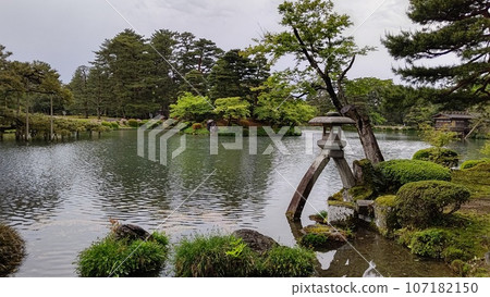 琴寺燈籠與霞池 [日本石川縣] 107182150