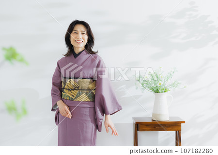 中年女性素色休閒和服 107182280