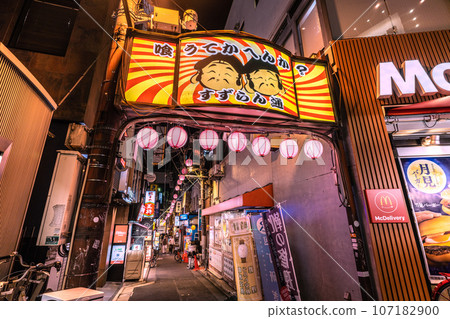 日本九月的東京城市景觀。三軒茶屋車站旁繁華的酒吧區「鈴蘭通」的景色,這裡沒有冠狀病毒。 日本九月的東京城市景觀。三軒茶屋車站旁繁華的酒吧區「鈴蘭通」的景色,這裡沒有冠狀病毒。 107182900