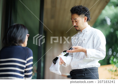 Owner chef explaining wine 107183241