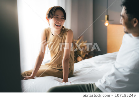 Simple modern bedroom _ couple 107183249