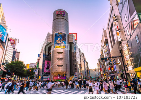 Tokyo cityscape in Japan September. Nationwide/47 prefectures/Decrease ↓. In front of the busy Shibuya 109. No masks, no outbreak of infection 107183722