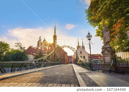 Tumski bridge at sunrise Tumski bridge at sunrise 107184490