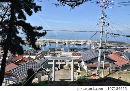 從三重縣八代神社的石階眺望神島 107184653