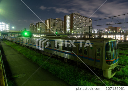 夜晚,一列火車在住宅區的背景下休息 夜晚,一列火車在住宅區的背景下休息 107186061