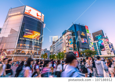 日本九月的東京城市景觀。全國/47個都道府縣/減少↓。位於繁忙的澀谷站前。沒有口罩，就沒有疫情爆發 107186912