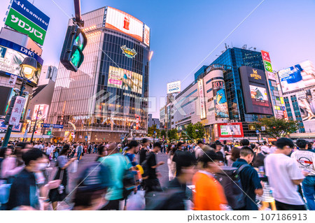 Tokyo cityscape in Japan September. Nationwide/47 prefectures/Decrease ↓. Bustling Shibuya. Green light, no masks, no outbreak. 107186913