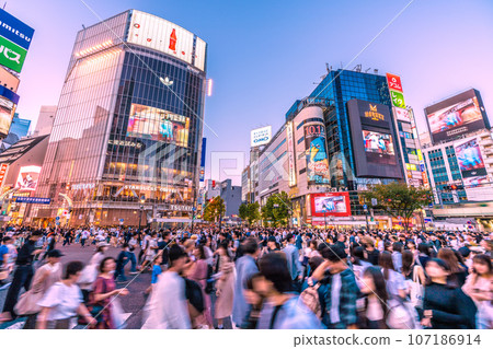 日本九月的東京城市景觀。全國/47個都道府縣/減少↓。位於繁忙的澀谷站前。沒有口罩，就沒有疫情爆發 107186914