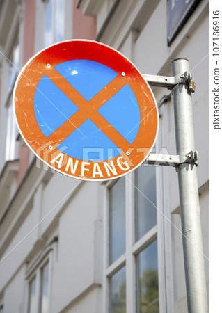 Road sign "Stop prohibited" with the inscription in German "Beginning" 107186916