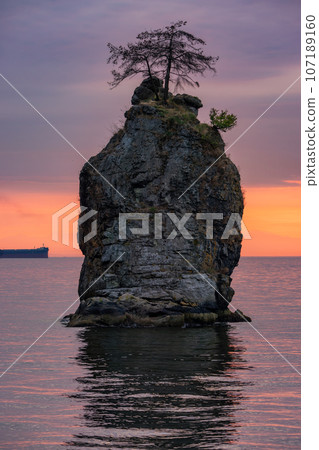 Seawall in Stanley Park during Dramatic Sunset on West Coast of Pacific Ocean. 107189160