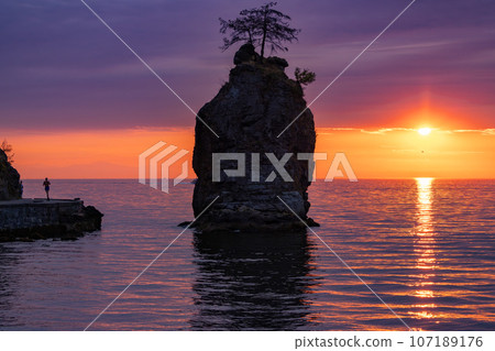 Seawall in Stanley Park during Dramatic Sunset on West Coast of Pacific Ocean. 107189176