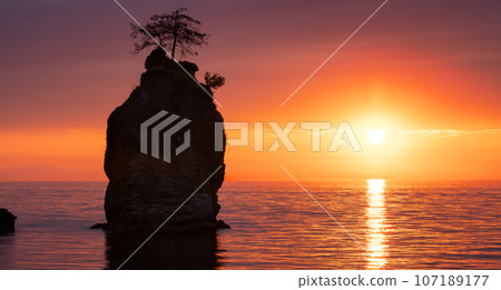 Seawall in Stanley Park during Dramatic Sunset on West Coast of Pacific Ocean. 107189177