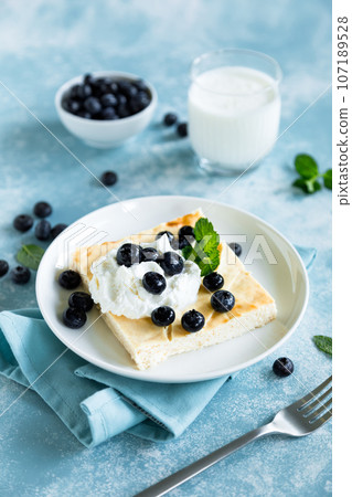 Cottage cheese cheesecake slice with fresh blueberry 107189528