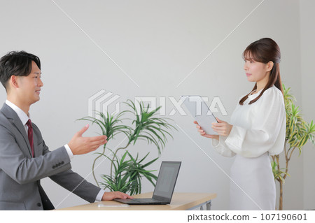 Manager 1 giving advice to subordinates Manager 1 giving advice to subordinates 107190601