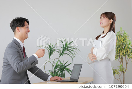 女商人試圖回答老闆的問題 1 女商人試圖回答老闆的問題 1 107190604