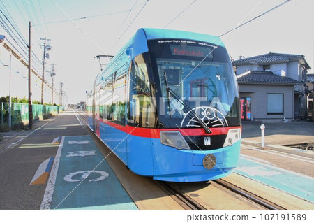 富山縣高岡市的萬葉線電車 107191589