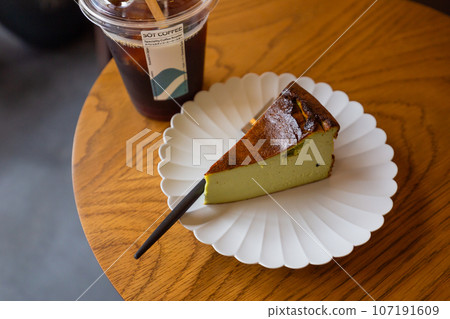 Take a break at a cafe with matcha Basque cheesecake and iced coffee 107191609