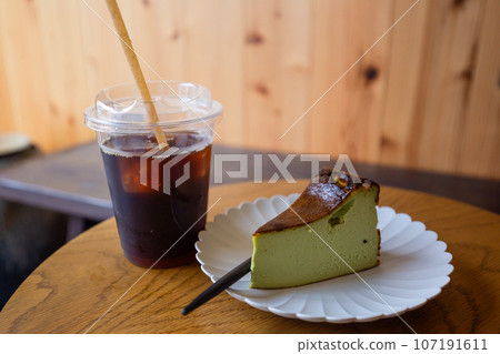 Take a break at a cafe with matcha Basque cheesecake and iced coffee 107191611