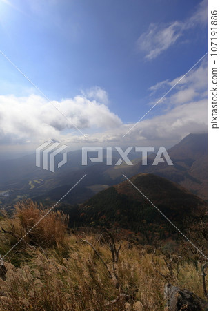 [固定價格]從鶴見山展望台看到的秋天的由布山（2021年11月，大分縣別府市） 107191886