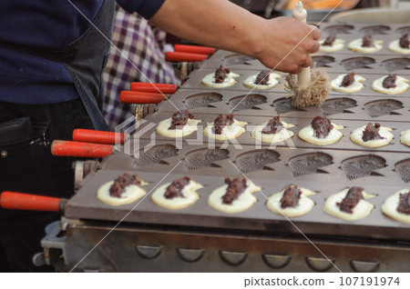 Taiyaki craftsman (stall/opening a stall) Taiyaki craftsman (stall/opening a stall) 107191974