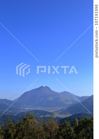 [固定價格]從蛇越展望台看到的秋天的由布山和由布市（11月/大分縣由布市） 107191998