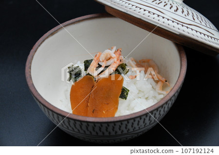 看起來很美味的櫻花蝦和中國米飯 看起來很美味的櫻花蝦和中國米飯 107192124