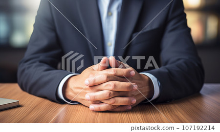 身穿西裝的男人雙手交叉放在桌上“AI生成圖像” 身穿西裝的男人雙手交叉放在桌上“AI生成圖像” 107192214