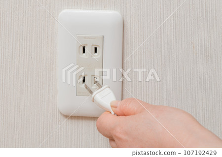 [家庭主婦插上插座] 107192429