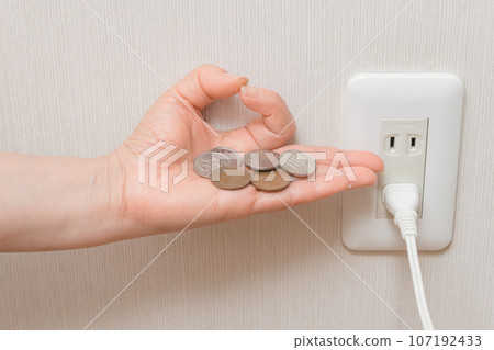 [Housewife imagines saving electricity bill - Small change edition] 107192433