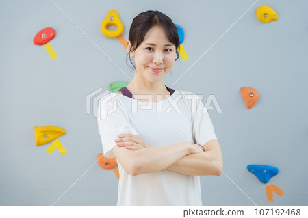 年輕女子抱石的肖像 107192468