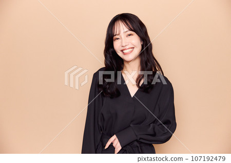 秋季服裝時尚女人肖像 107192479