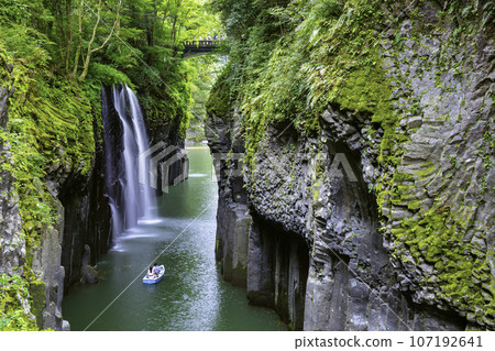 Miyazaki's spectacular power spot: Beautiful Takachiho Gorge 107192641