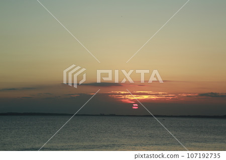 傍晚時分,我沿著和田海灘散步 傍晚時分,我沿著和田海灘散步 107192735