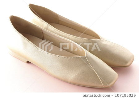 Low-soled gold women's shoes, pumps Low-soled gold women's shoes, pumps 107193029