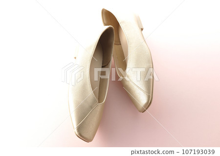 Low-soled gold women's shoes, pumps 107193039