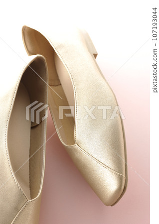 Low-soled gold women's shoes, pumps 107193044