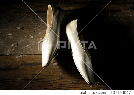 Low-soled gold women's shoes, pumps Low-soled gold women's shoes, pumps 107193047