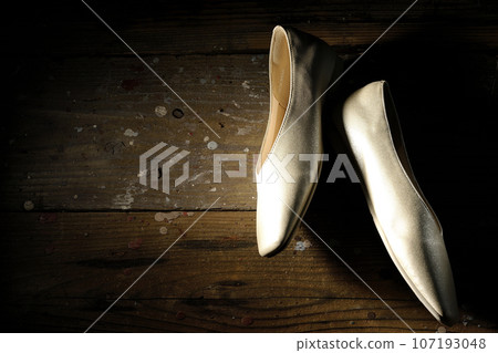 Low-soled gold women's shoes, pumps Low-soled gold women's shoes, pumps 107193048