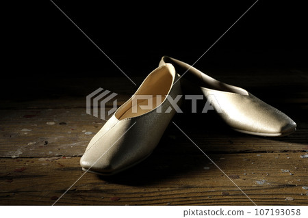 Low-soled gold women's shoes, pumps Low-soled gold women's shoes, pumps 107193058