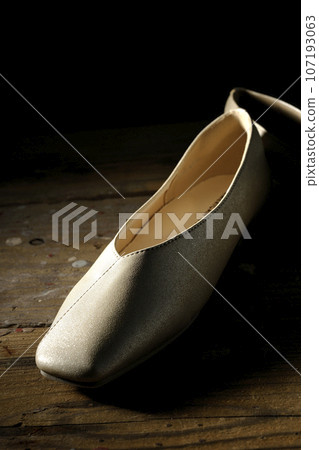 Low-soled gold women's shoes, pumps Low-soled gold women's shoes, pumps 107193063