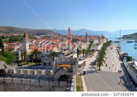 克羅埃西亞世界遺產,亞得里亞海的特羅吉爾島,從島西端的卡瑪蘭蔻堡壘看到的城市景觀 克羅埃西亞世界遺產,亞得里亞海的特羅吉爾島,從島西端的卡瑪蘭蔻堡壘看到的城市景觀 107193074