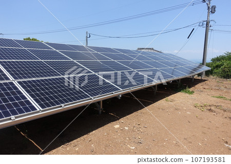 地面下陷、基座扭曲的太陽能發電廠 地面下陷、基座扭曲的太陽能發電廠 107193581