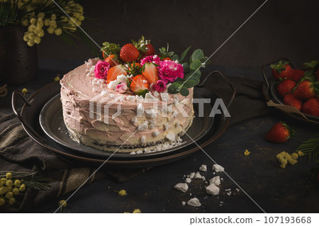 Strawberry cake 107193668