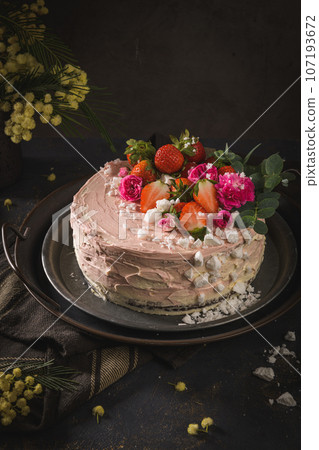 Strawberry cake 107193672