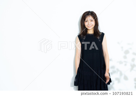 一個穿著黑色連衣裙的女人 一個穿著黑色連衣裙的女人 107193821
