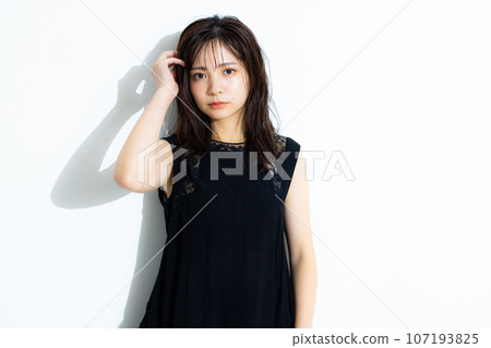 一個穿著黑色連衣裙的女人 一個穿著黑色連衣裙的女人 107193825
