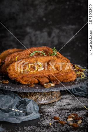 Traditional Christmas Rabanadas 107193860