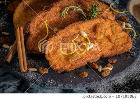 Traditional Christmas Rabanadas 107193862