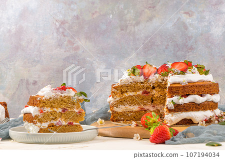 Sponge cake with fresh strawberries Sponge cake with fresh strawberries 107194034