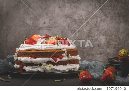 Sponge cake with fresh strawberries Sponge cake with fresh strawberries 107194040